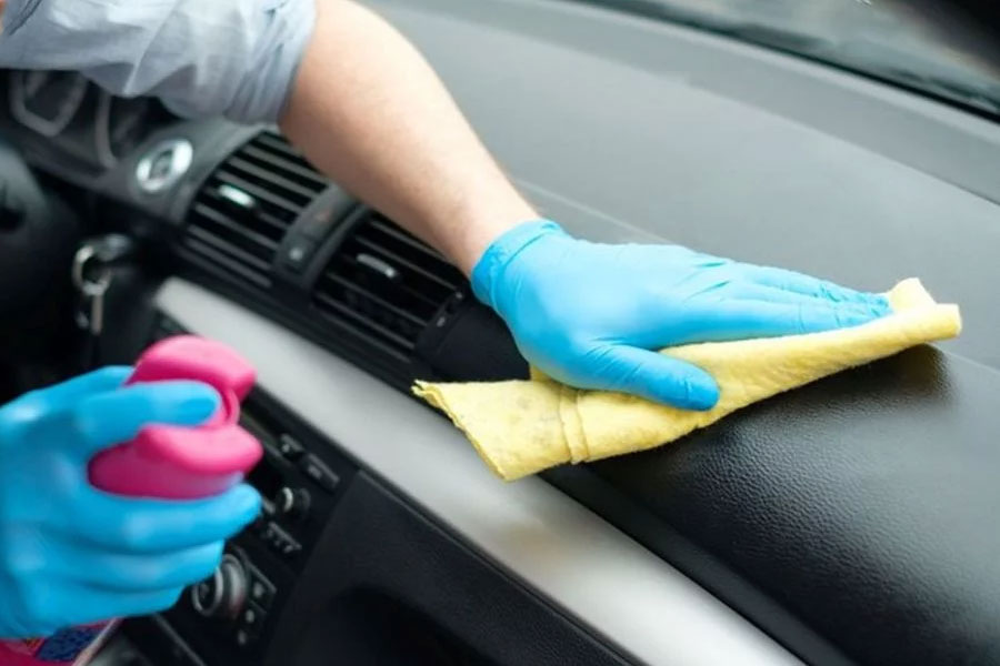 aplicando abrillantador interior